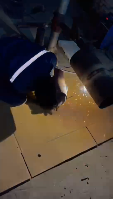 19岁小伙跪着焊，天赋极高