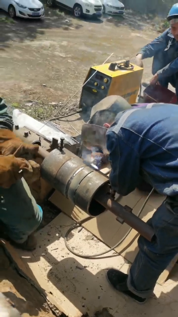 学员们聚集一块探讨交流